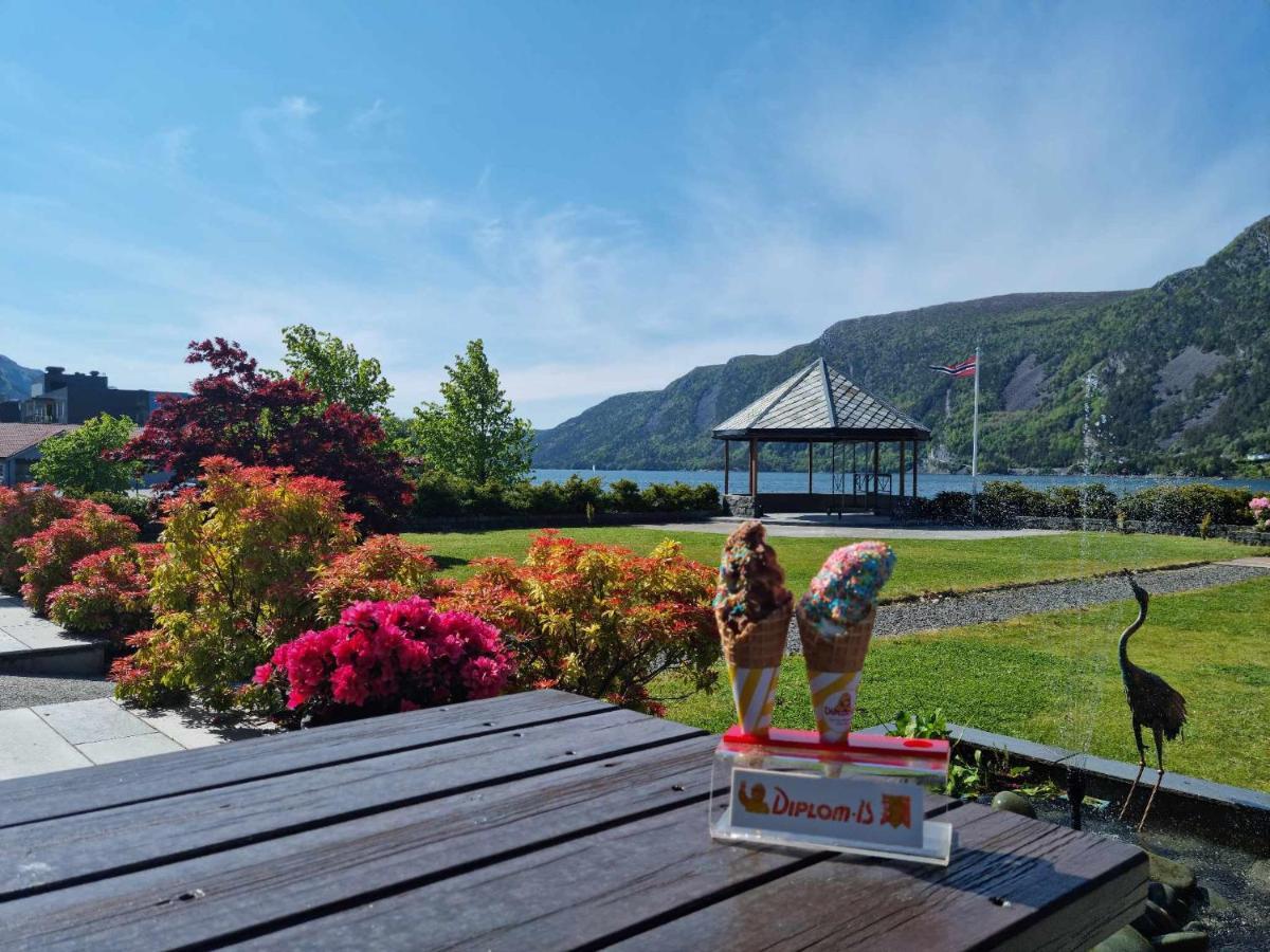 Bremanger Fjord Hotell Svelgen Екстер'єр фото